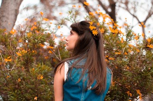 Gratis stockfoto met achteraanzicht, denim, gele bloemen