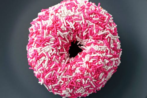 Kostenlos Donut Mit Weißen Und Rosa Streuseln Stock-Foto