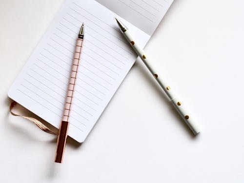 Free Pink and White Ball-point Pens Stock Photo