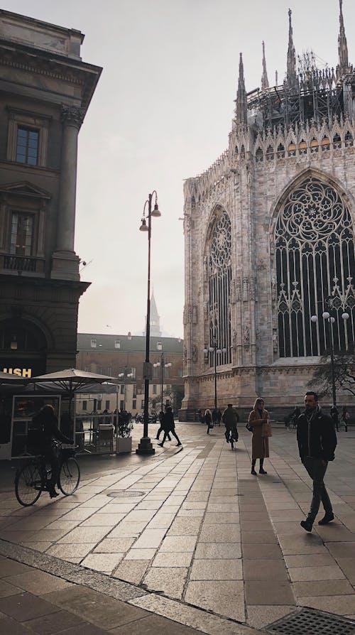 Foto d'estoc gratuïta de caminant, carrer, disseny arquitectònic