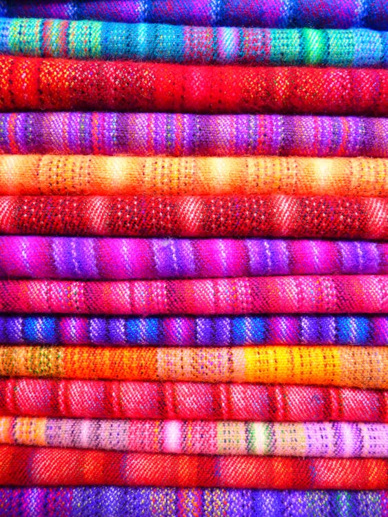 Gratis Tekstil Merah Muda Dan Biru Dekat Tekstil Kuning Foto Stok