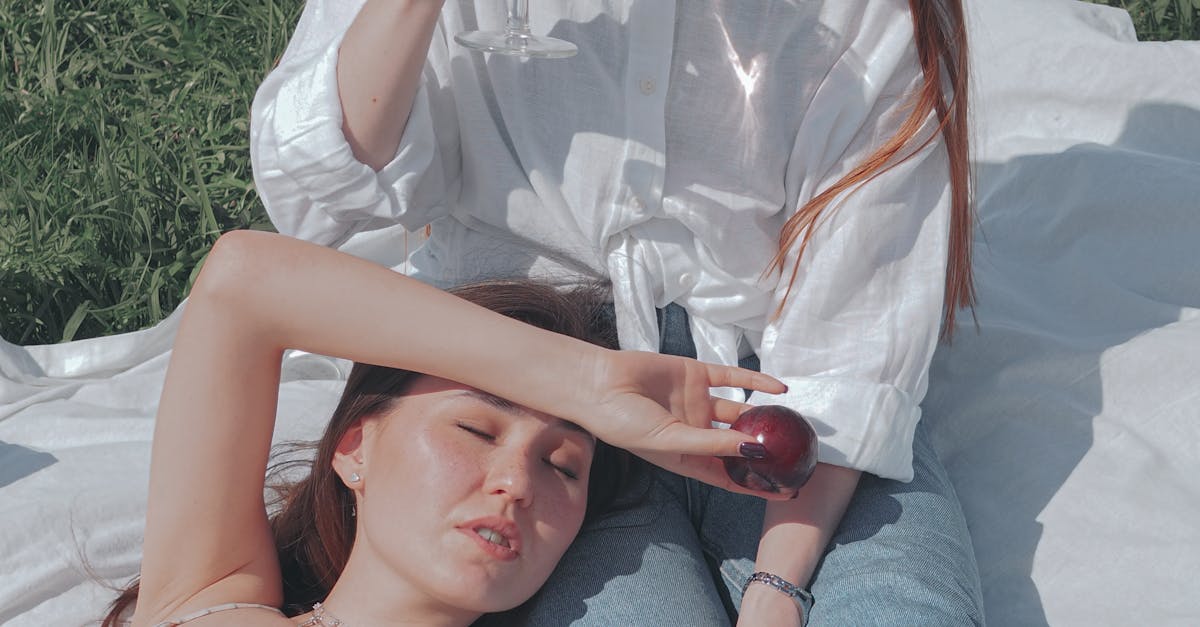 How to hold wine glass while drinking