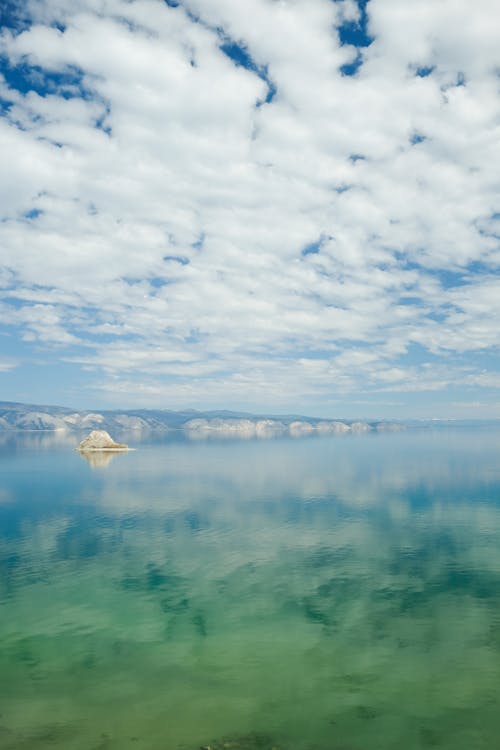 Бесплатное стоковое фото с вертикальный выстрел, облачное небо, озеро
