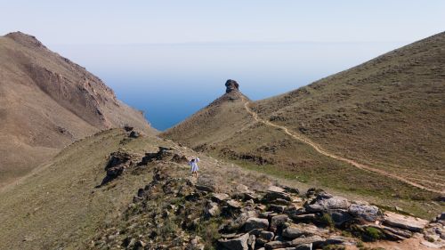 Free Explore the stunning landscape of Olkhon Island with its rugged terrain and deep blue lake. Stock Photo
