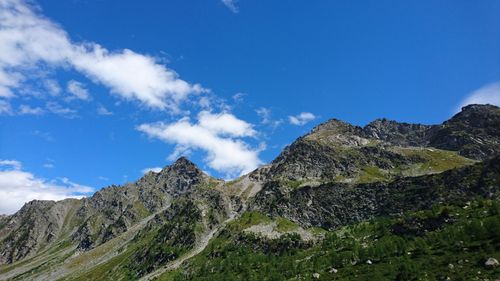 Free Scenic view of rocky mountain peaks under a blue sky in France's Auvergne-Rhône-Alpes. Stock Photo