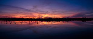 阿拉巴马州宁静的湖泊倒映着令人惊叹的日落，呈现出鲜艳的色彩