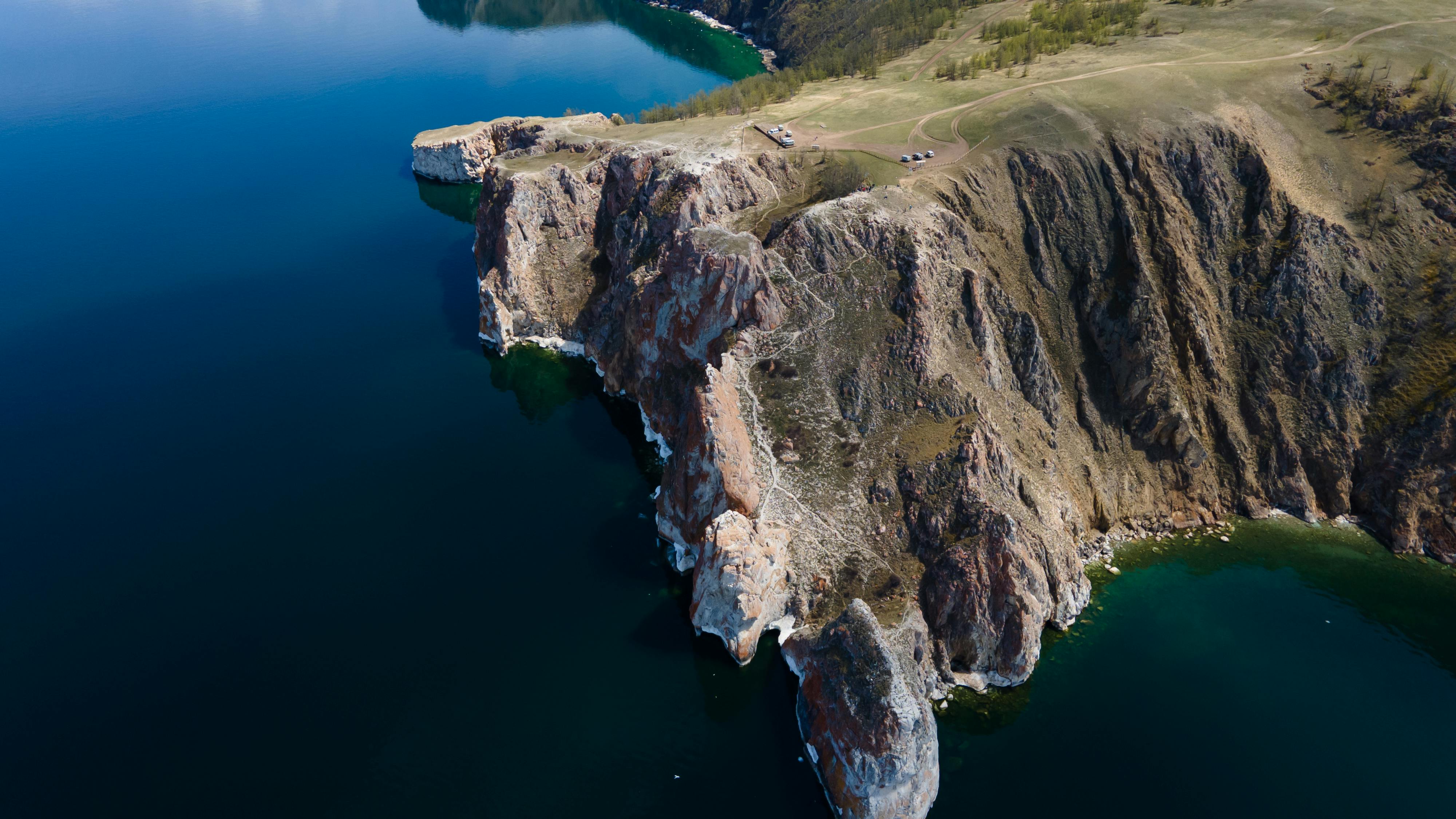 A stunning aerial view of cliffs by Lake Baikal, showcasing geological formations. - San Petersburgo