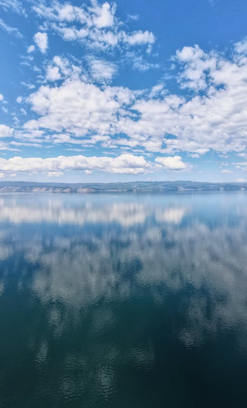 Gratis arkivbilde med blå himmel, refleksjon, skyer