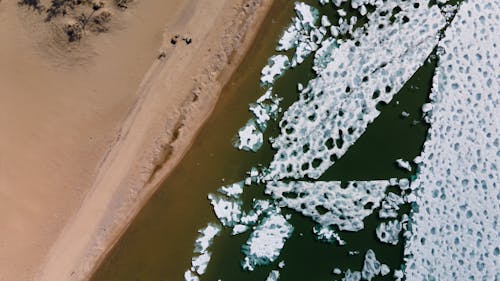 buz kütleleri, deniz kıyısında, drone çekimi içeren Ücretsiz stok fotoğraf