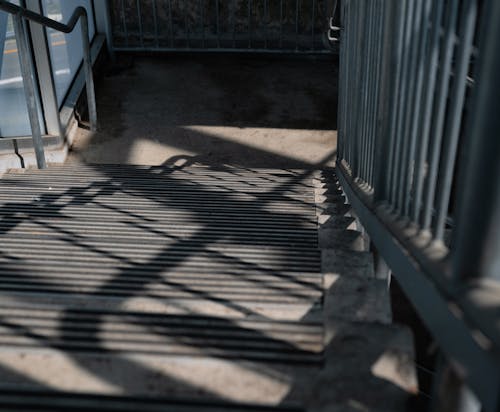Darmowe zdjęcie z galerii z balustrady, cień, kroki