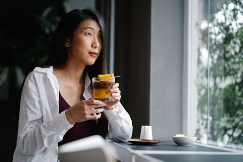 Gratis lagerfoto af alkoholholdige drikkevarer, asiatisk kvinde, cocktail