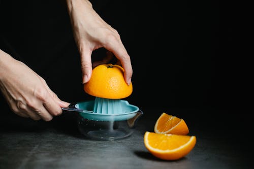 Kostnadsfria Kostnadsfri bild av apelsin, frukt, händer Stock foto