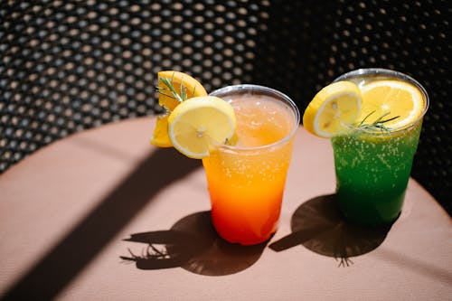 Gratis lagerfoto af alkoholisk drikkevare, appelsinjuice, citron skive