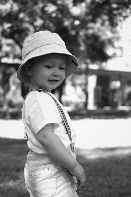 Darmowe zdjęcie z galerii z czarno-biały, dziecko, kapelusz wiadro