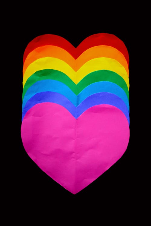 Foto gratuita di arcobaleno, colorato, cuore, figure, forma, gay pride,  modello, sfondo, sfondo nero, tiro verticale, vibrante