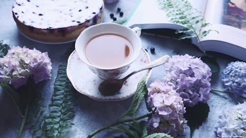bir bardak çay, çay kaşığı, Çiçekler içeren Ücretsiz stok fotoğraf