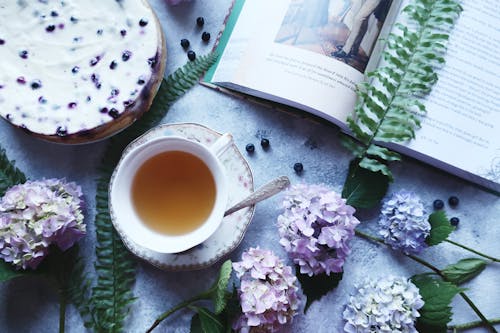 bir bardak çay, çalı meyveleri, cheesecake içeren Ücretsiz stok fotoğraf