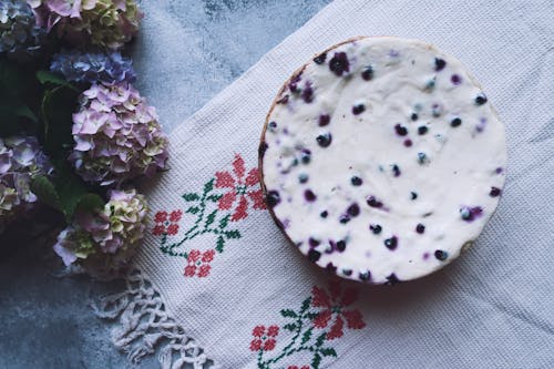 çalı meyveleri, cheesecake, Çiçekler içeren Ücretsiz stok fotoğraf