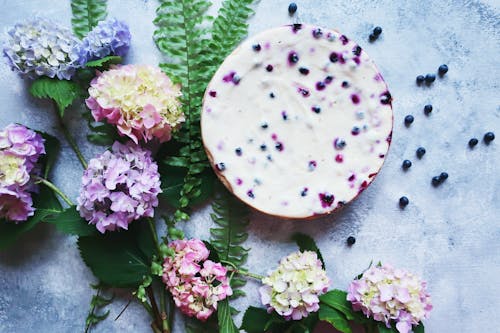 çalı meyveleri, cheesecake, Çiçekler içeren Ücretsiz stok fotoğraf