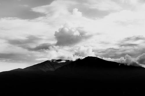 Foto stok gratis grayscale, gunung, hitam & putih