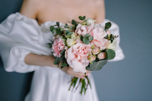 Free Close up of Woman with Bouqet and in Wedding Dress Stock Photo