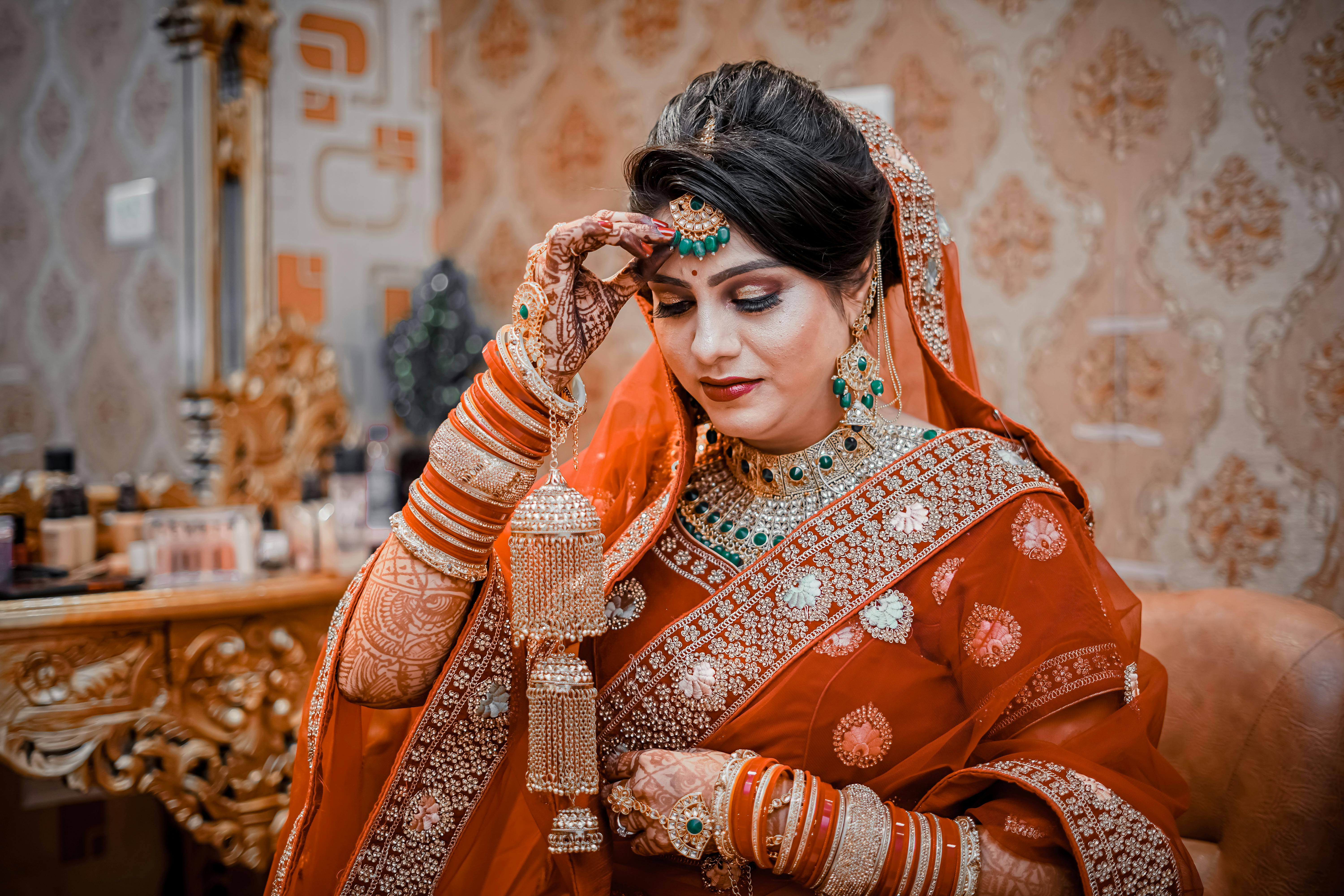 30+ Bridal Makeup Ideas to Complement Your Red Wedding Lehenga | ShaadiSaga  | Бальные платья принцессы, Платья принцесс, Бальные платья