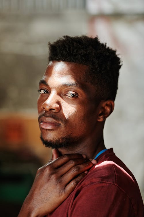 Kostenloses Stock Foto zu afroamerikanischer mann, gut aussehend, in die kamera schauen