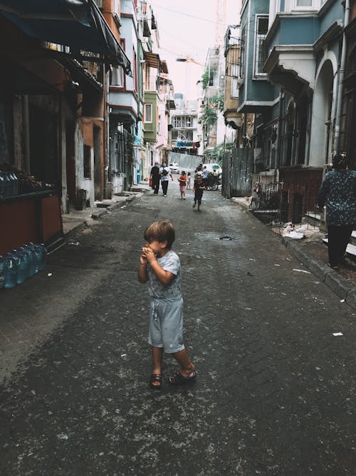 Free Photo of a Boy Standing on the Street Stock Photo