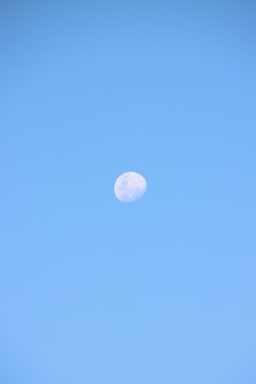 Photos gratuites de ciel bleu clair, contre-plongée, lune