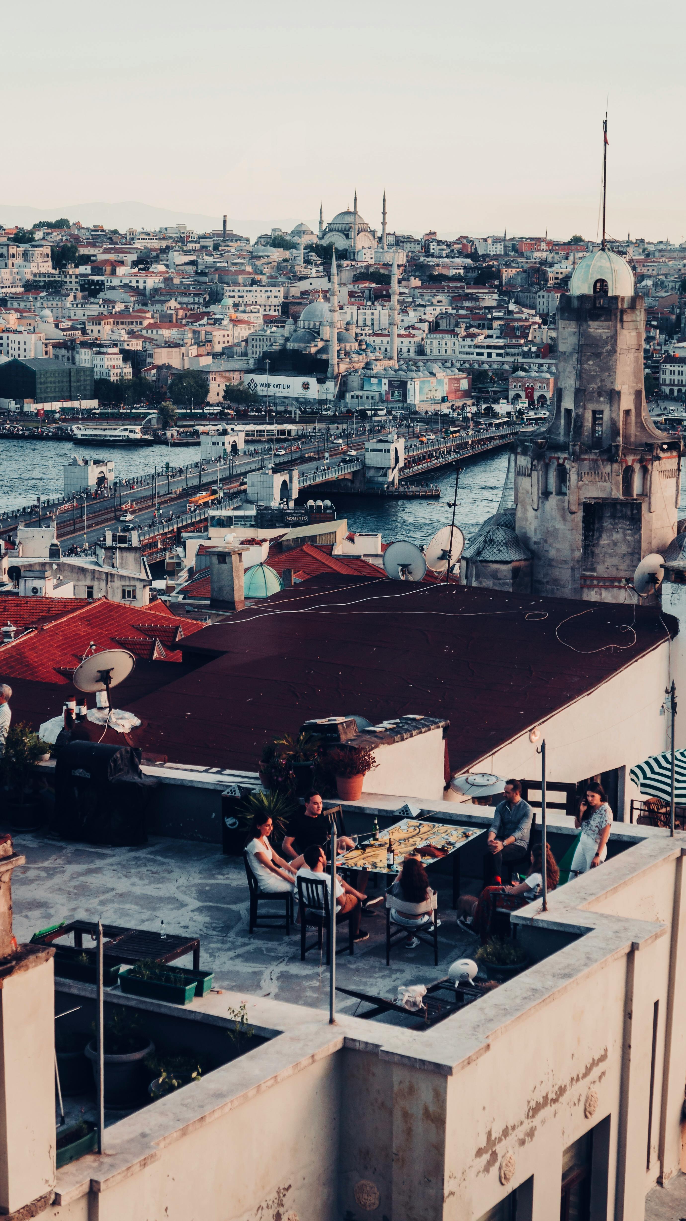 Gratuit Vue Aérienne De Personnes Dînant Sur Un Toit Photos