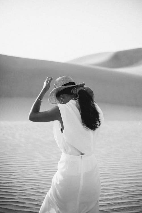 Free A Woman Wearing a Hat at the Desert  Stock Photo
