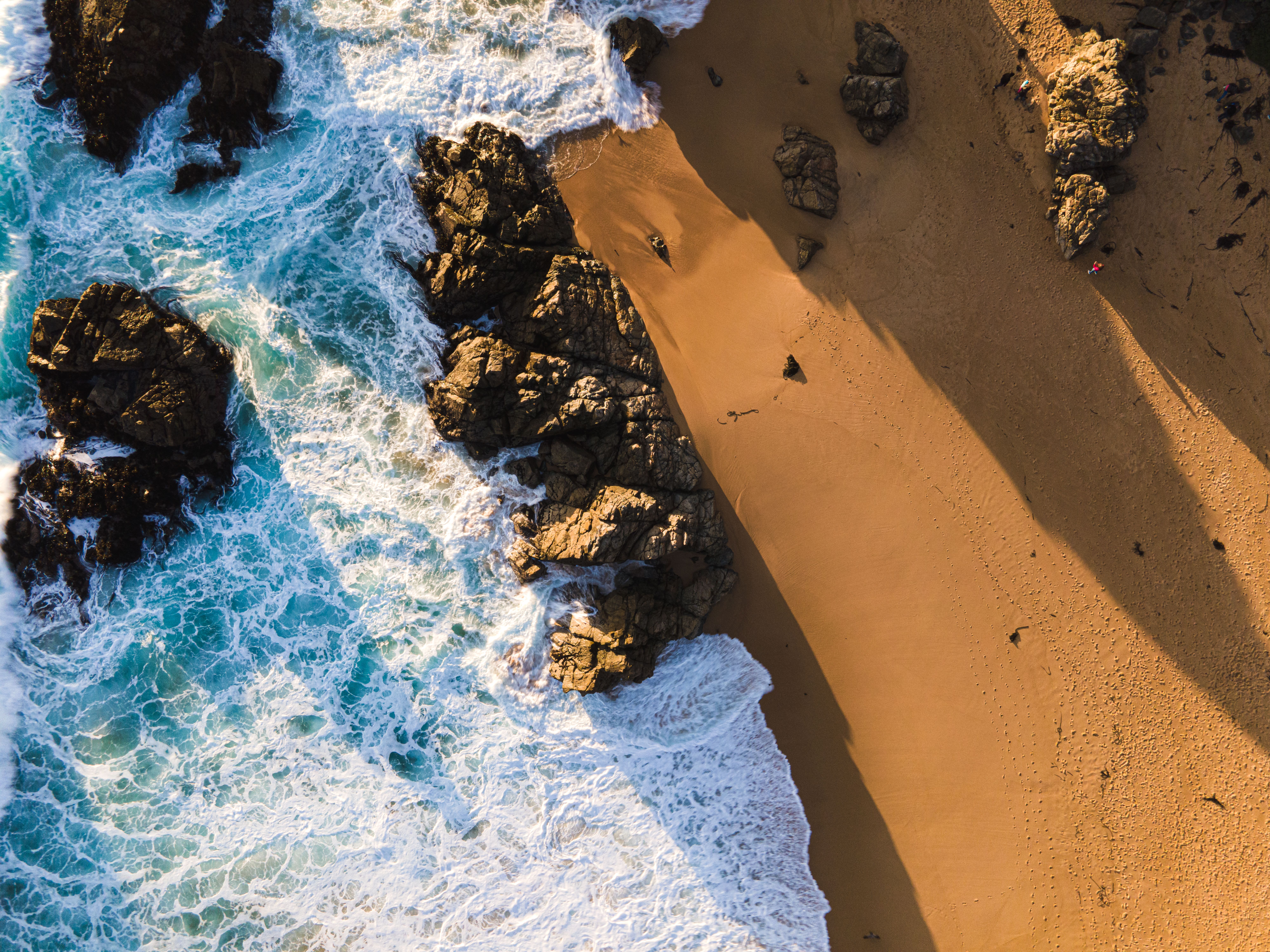Crashing Waves on the Rocky Shore · Free Stock Photo