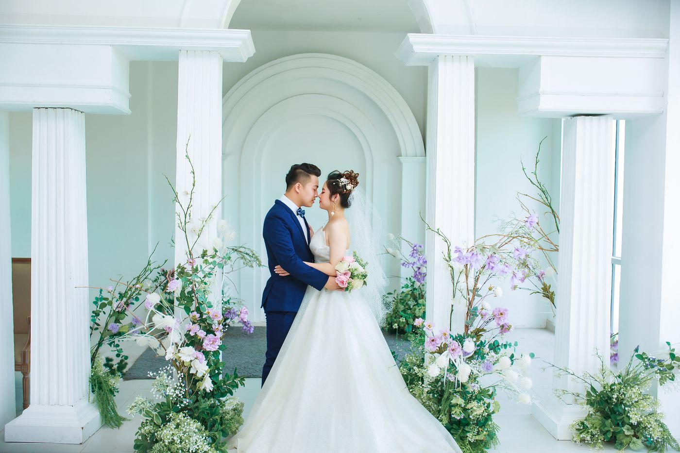 Detalle de ramo de novia con flores en tonos suaves sostenido con delicadeza