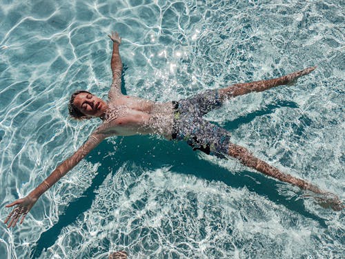 Безкоштовне стокове фото на тему «персона, плавальний басейн, плавання»