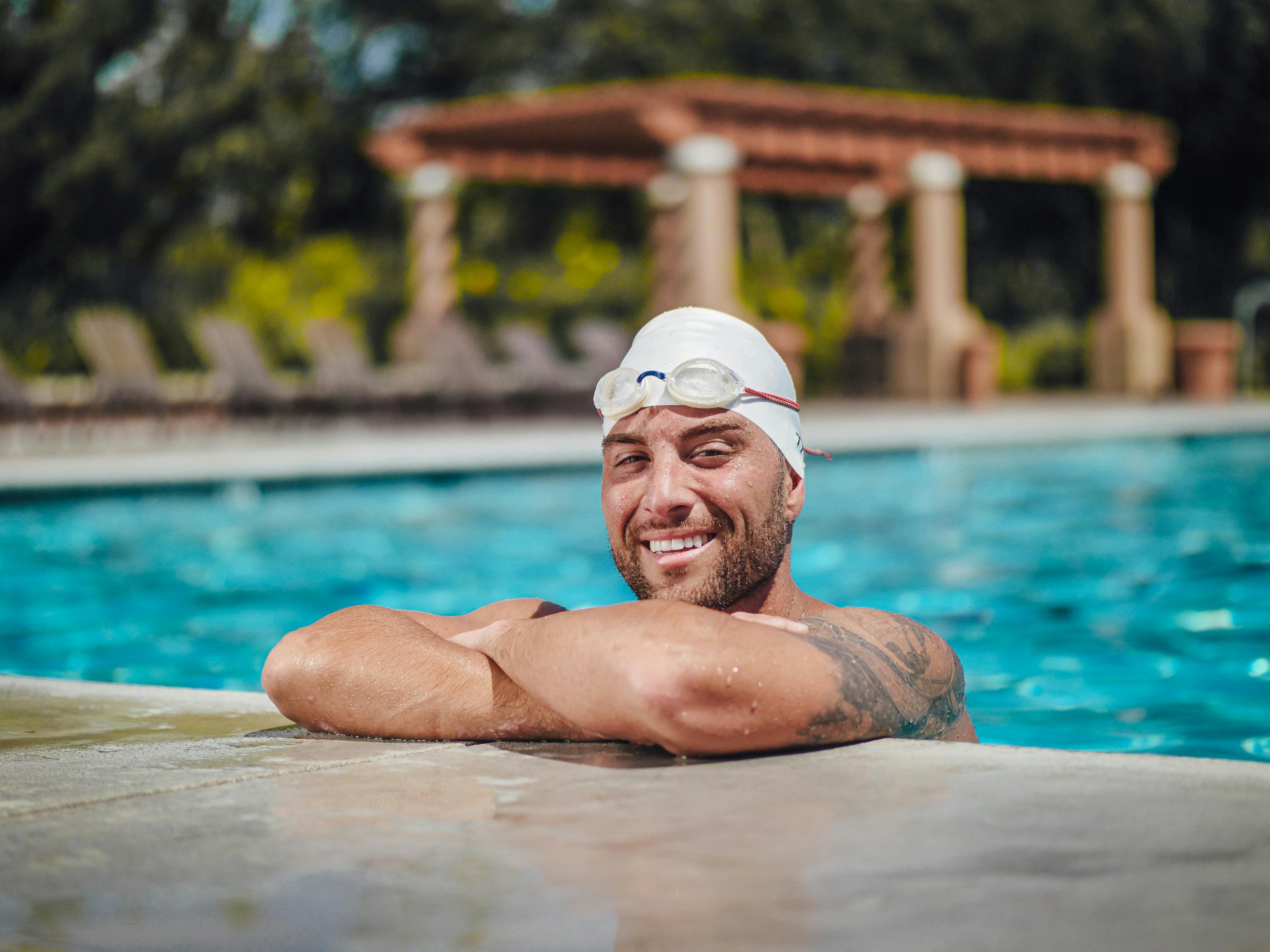 Hombre Sonriente En La Piscina Con Una Gorra De Natación Fotos, retratos,  imágenes y fotografía de archivo libres de derecho. Image 18107968