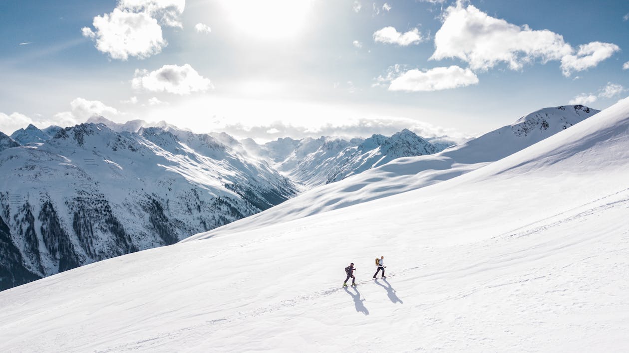 Deux Hommes De Randonnée Sur La Montagne De Neige