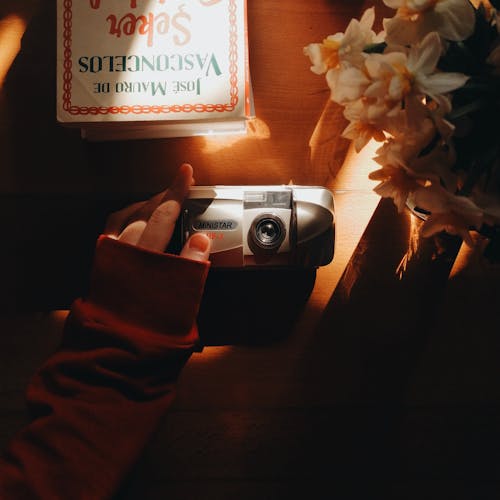 Foto profissional grátis de câmera de filme, câmera retrô, flores