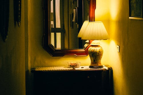 Gratis arkivbilde med bord, bordlampe, innendørs