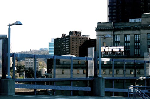 Gratis stockfoto met gebouw, lampen, parkeergarage