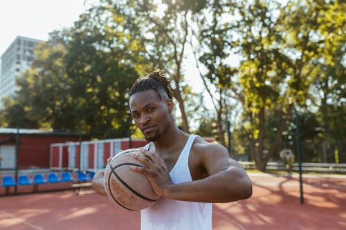 Gratis arkivbilde med afrikansk-amerikansk mann, basketball, hvit tank top Arkivbilde