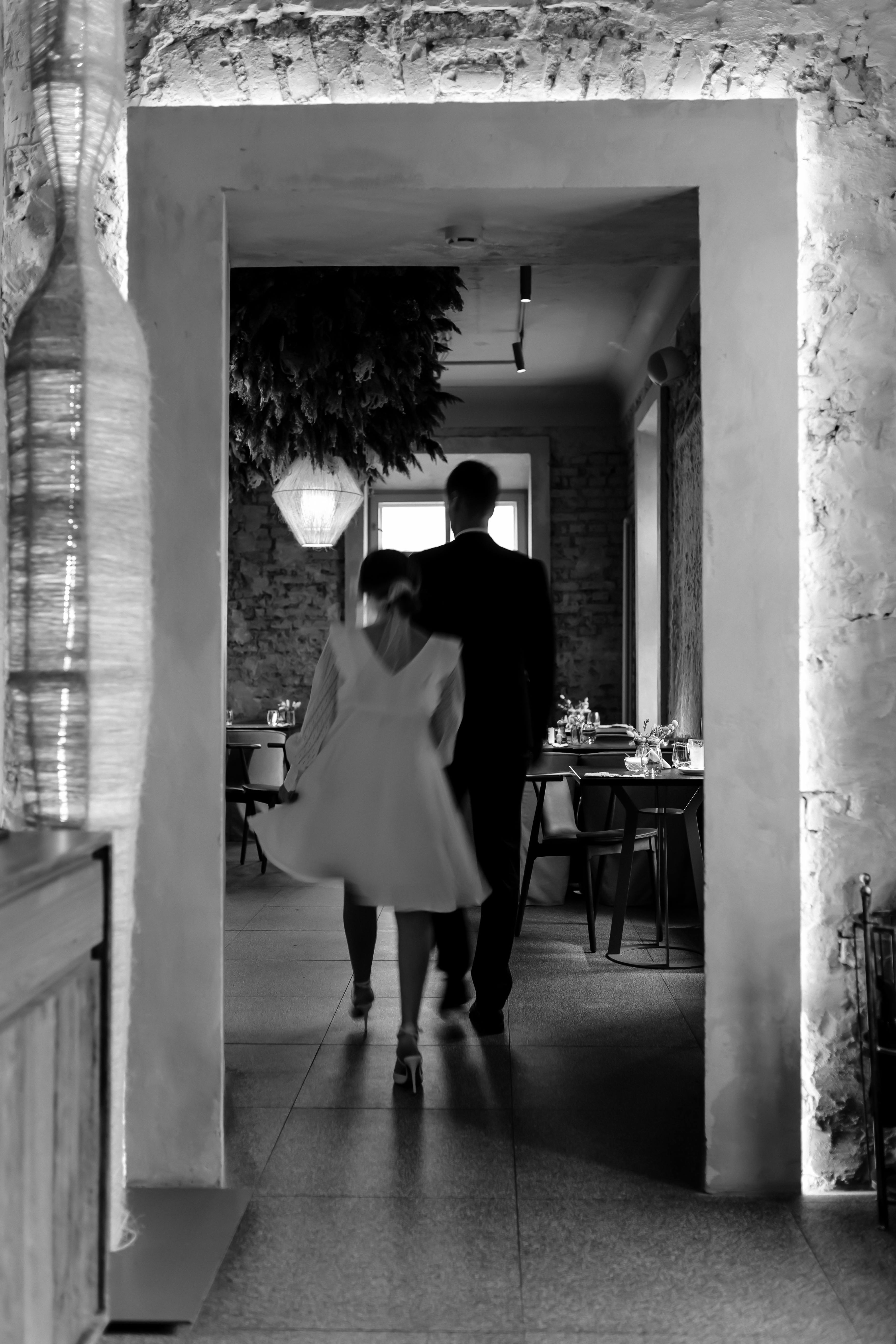 부동산 계약서와 펜을 클로즈업한 이미지