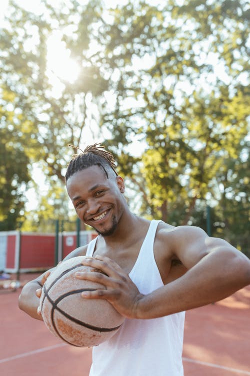 Základová fotografie zdarma na téma afroameričan, basketbal, bílý vrchní část nádrže