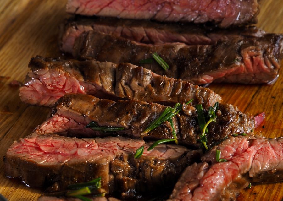 Geschnittenes, saftiges Steak – schockgefrostet bleibt der Saft im Fleisch