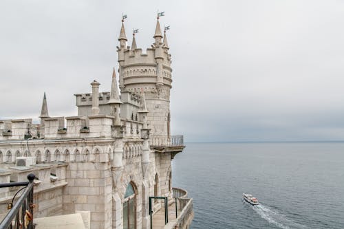 Foto profissional grátis de arquitetura neogótica, beira-mar, castelo