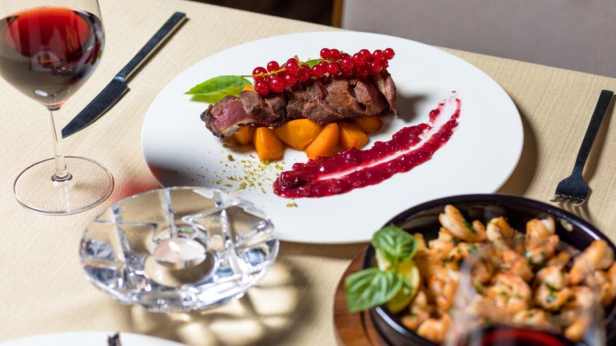 Plato principal servido en mesa
