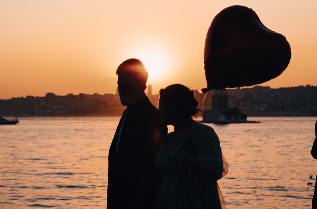 Online dating: starting a conversation on a niche platform