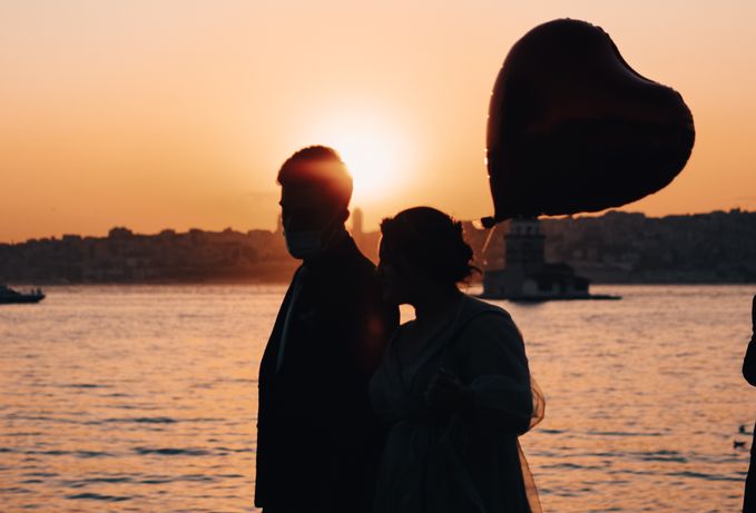 Online dating: starting a conversation on a niche platform