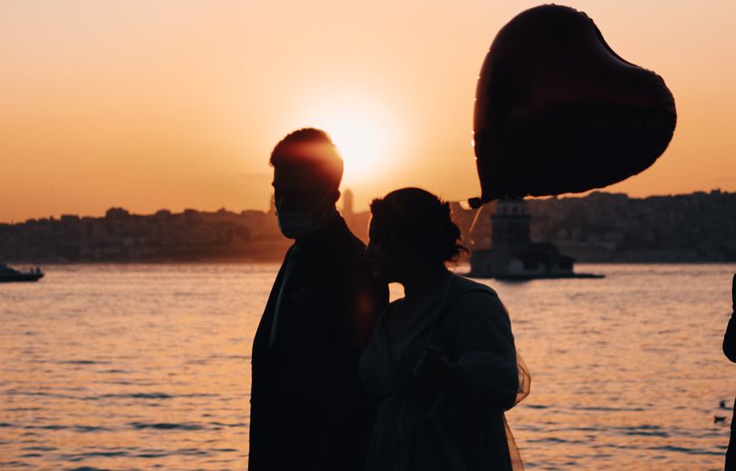 Online dating: starting a conversation on a niche platform