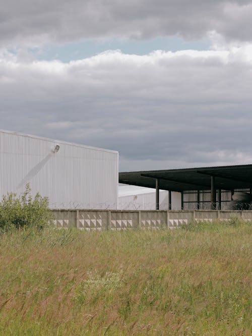 Darmowe zdjęcie z galerii z budynek, pionowy strzał, pole trawy