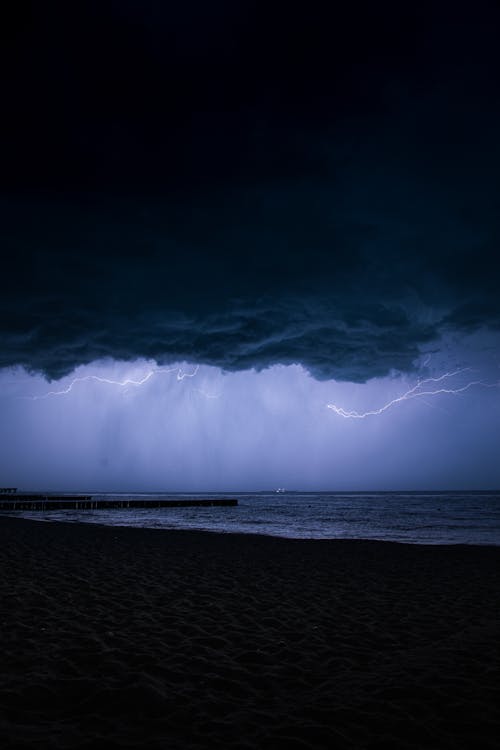 бесплатная Бесплатное стоковое фото с буря, вертикальный выстрел, вода Стоковое фото